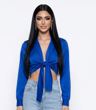 Blusa azul de mujer con lazo delantero y manga larga.
