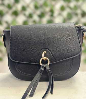 Bolso bandolera negro con detalle dorado y solapa