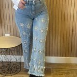Jeans de mujer azul claro con bordado floral y cintura alta de corte recto.