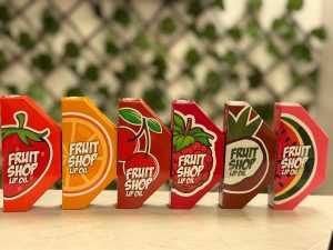 Aceites labiales Fruit Shop Lip Oil con aromas frutales y brillo hidratante para labios.