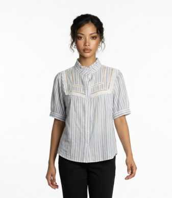 Blusa de rayas verticales para mujer con detalles bordados y manga corta en tono azul y blanco.