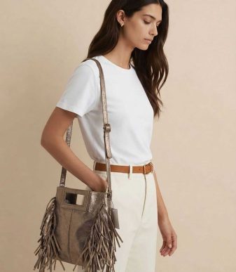 Bolso bandolera con flecos en acabado metalizado color topo para mujer con asa ajustable.