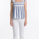 Blusa de tirantes con rayas azules y blancas para mujer con volantes en los hombros vista frontal.