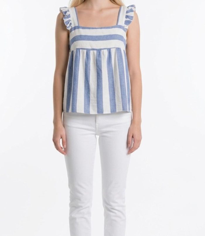 Blusa de tirantes con rayas azules y blancas para mujer con volantes en los hombros vista frontal.