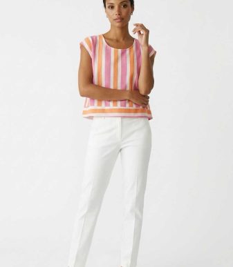 Top de rayas multicolor para mujer en tonos rosa y naranja con manga corta combinado con pantalón blanco.