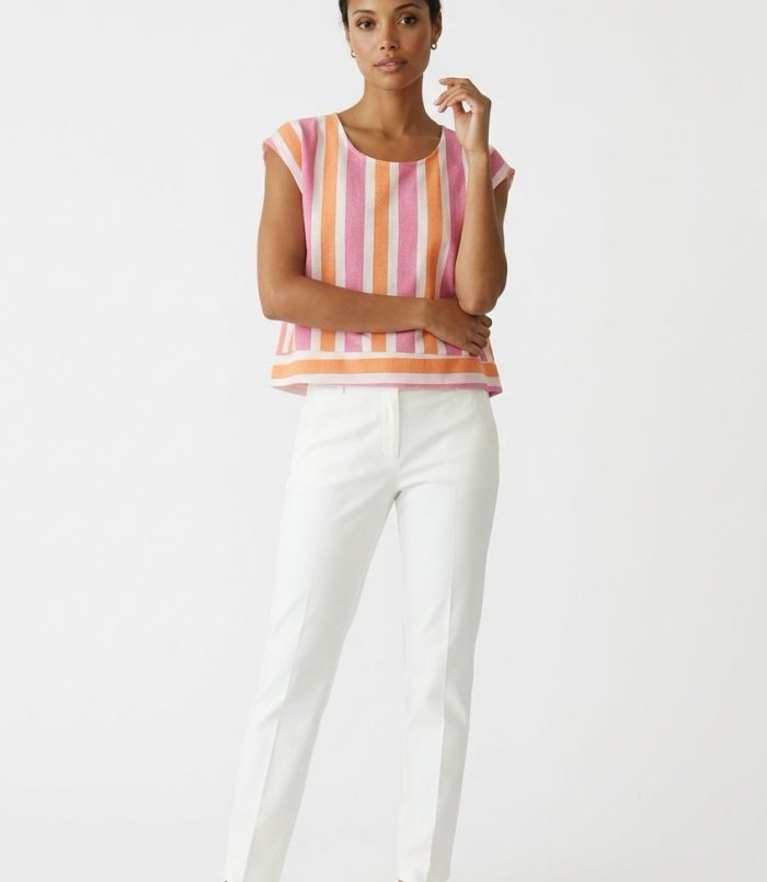 Top de rayas multicolor para mujer en tonos rosa y naranja con manga corta combinado con pantalón blanco.