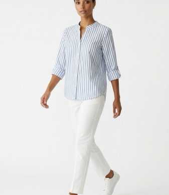 Blusa de rayas azul y blanco para mujer con cuello mao y manga 3/4 combinada con pantalón blanco.