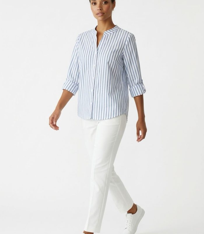 Blusa de rayas azul y blanco para mujer con cuello mao y manga 3/4 combinada con pantalón blanco.