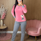 Selfi acogedor con pijama rosa y gris